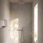 Ensemble de douche Vola Combi-18 avec mitigeur thermostatique encastré, pommeaux de douche et douchette. - Image 2